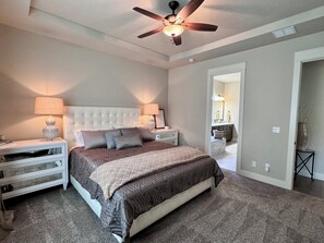 4 bedrooms, in-room safe, desk, iron/ironing board - 4BD 3BA Home in Quiet Community. Pet-Friendly with Gated Yard. Sleeps up to 12. (Meridian)