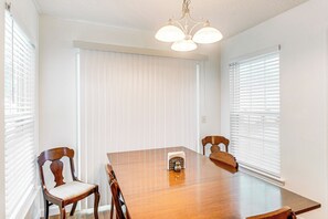 Dining - Cozy Brunswick Home: 13 Mi to St Simons Island! (Brunswick)