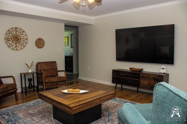 Living area - Comfy Modern 3 Bedroom Home! (Bristol)