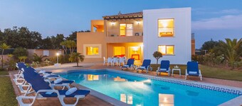 Villa with heatable saltwater pool in Galé