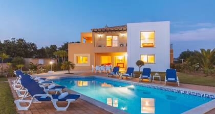 Villa with heatable saltwater pool in Galé