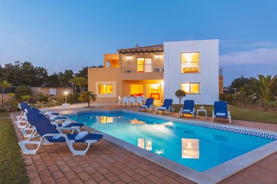 Villa with heatable saltwater pool in Galé
