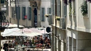 A street with buildings, outdoor seating, and people. - Casa Milano - S. Alessandro 3 - Check-in in via Lupetta 5 (Milan)