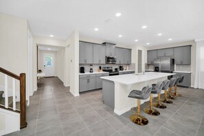 Kjøleskap, mikrobølgeovn, ovn og oppvaskmaskin