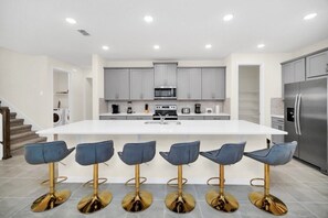 Kjøleskap, mikrobølgeovn, ovn og oppvaskmaskin