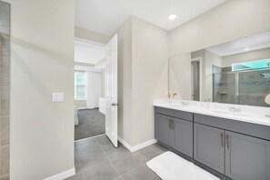Hair dryer, towels - 6 King Beds -9 Bed 6 Bath Resort Villa With Theme Decorated Rooms! (Kissimmee)