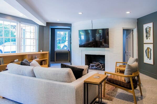 Smart-tv, een open haard, boeken en een muziekbibliotheek