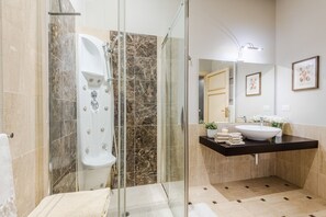 Regadera, secadora de cabello, bidet, toallas 