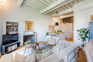 TV - GARDEN VISTA Charming 2 Bedrooms 2 Bathrooms Apartment inside the Walls of Lucca (Lucca)