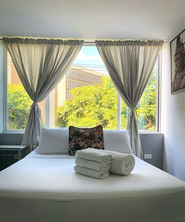 Basic Triple Room | Free WiFi - AURA (Medellín)