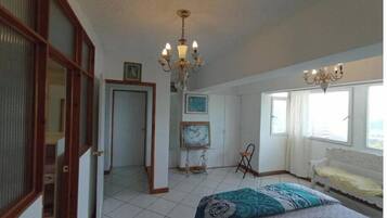 3 habitaciones, tabla de planchar con plancha, wifi y ropa de cama