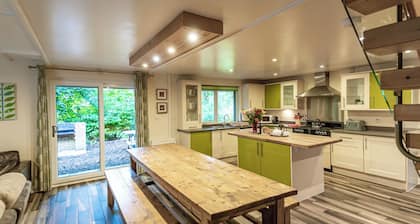 Weaver; woodland lodge for 12 with hot tub, log burner, BBQ, near Alton Towers.