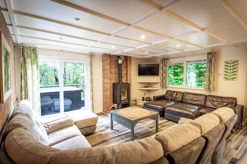 Weaver; woodland lodge for 12 with hot tub, log burner, BBQ, near Alton Towers.