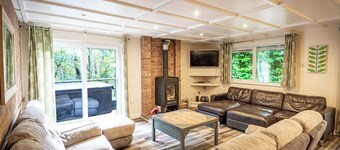 Weaver; woodland lodge for 12 with hot tub, log burner, BBQ, near Alton Towers.