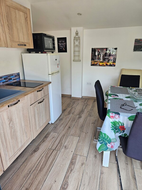 Dining - Appartement de Plein Pied ,1 Chambre et Terrasse à 800 Mètres de la Plage (Agde)