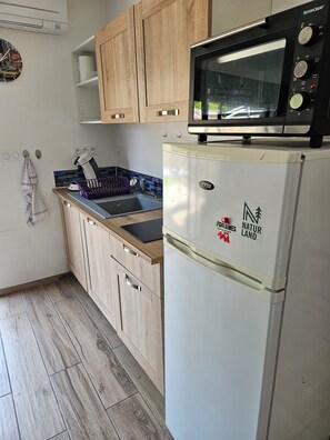 Fridge, microwave, oven, stovetop - Appartement de Plein Pied ,1 Chambre et Terrasse à 800 Mètres de la Plage (Agde)