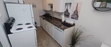 Batterie de cuisine, vaisselle et ustensiles