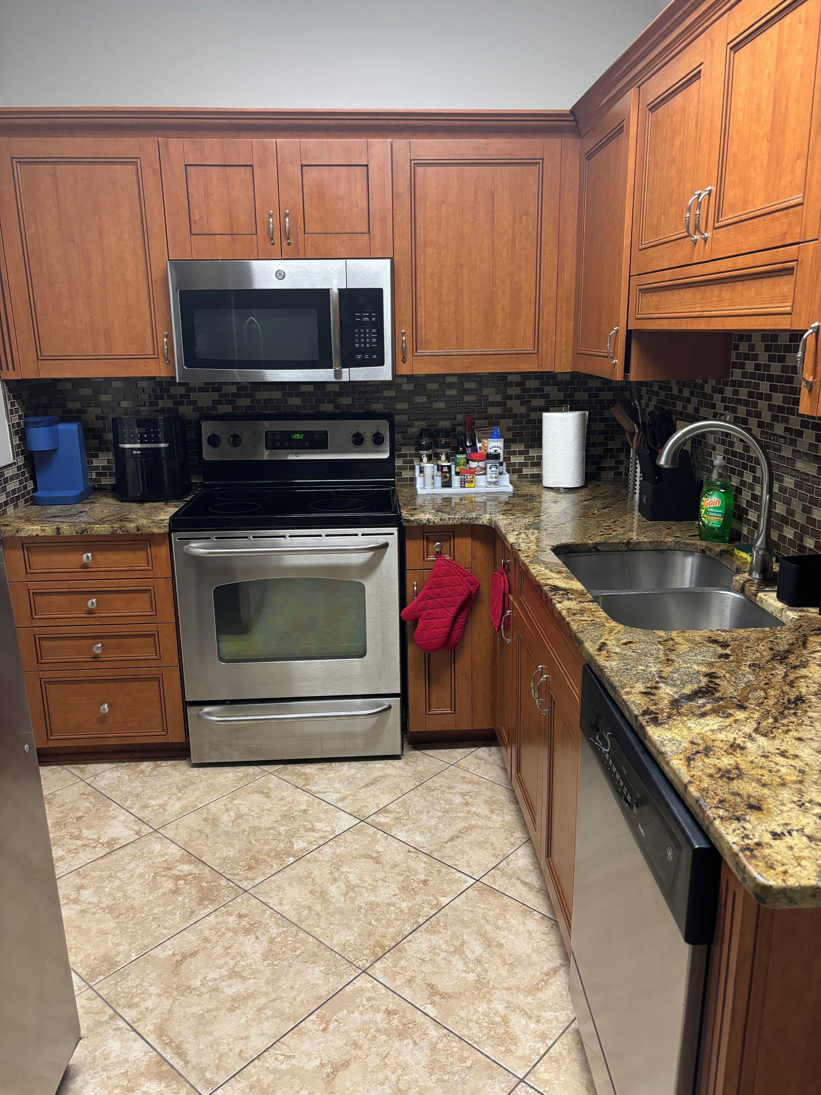 Microondas, horno, placa de cocina, lavavajillas