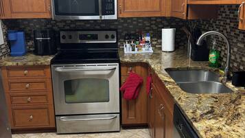 Microondas, horno, placa de cocina, lavavajillas