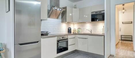 Een koelkast, een magnetron, een oven, een kookplaat