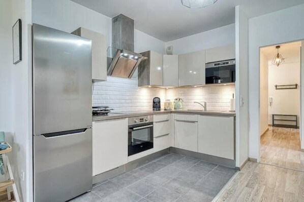 Kühlschrank, Mikrowelle, Ofen, Herdplatte