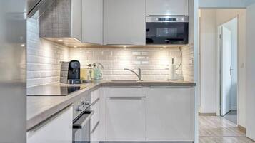 Frigorífico, microondas, horno y placa de cocina