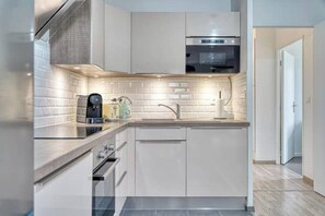 Frigorífico, microondas, horno y placa de cocina