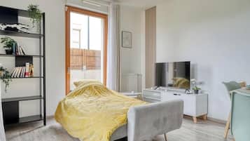 3 bedrooms, desk, iron/ironing board, travel cot