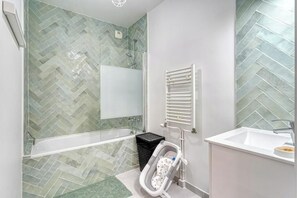 Sèche-cheveux, serviettes fournies, savon, shampoing