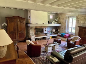 TV, peis, fotballspill og bordtennis