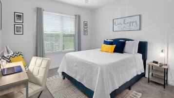 1 chambre, bureau, fer et planche à repasser, lit de bébé portatif