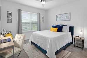 1 soverom, skrivebord, strykejern/-brett og reiseseng for barn