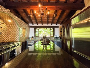 Kühlschrank, Mikrowelle, Geschirrspüler, Toaster