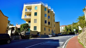 Vista frontal de la propiedad