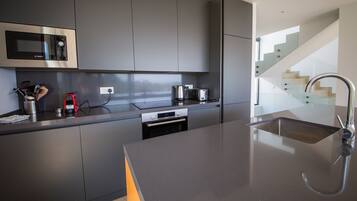 Frigorífico, microondas, horno y lavavajillas