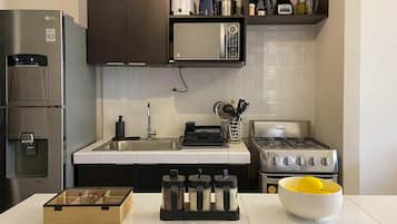 Mikrovågsugn, kaffe- och tebryggare, brödrost och mixer