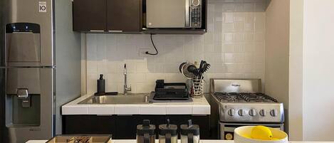 Mikrowelle, Wasserkocher mit Kaffee-/Teezubehör, Toaster, Mixer