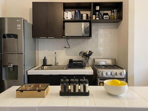 Mikroaaltouuni, kahvin-/teenkeitin, leivänpaahdin, tehosekoitin