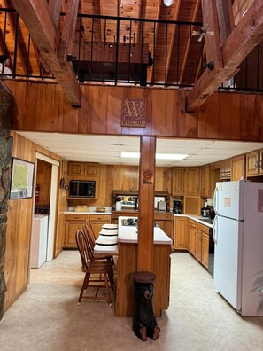 冷蔵庫、電子レンジ、オーブン、コンロ