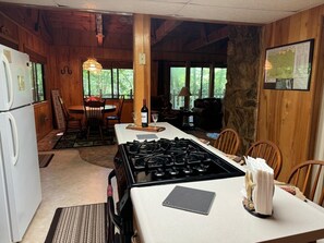 冷蔵庫、電子レンジ、オーブン、コンロ