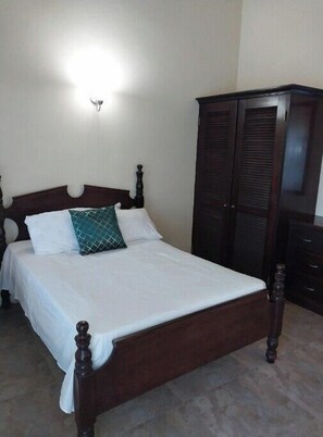 1 bedroom, WiFi, bed sheets - Beautiful island getaway, close proximity to popular beaches and historic site D (Nevis)