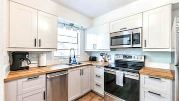 冷蔵庫、電子レンジ、オーブン、コンロ