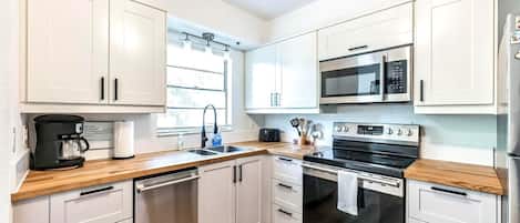 Geladeira, micro-ondas, fogão, cooktop