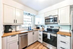 Réfrigérateur, four à micro-ondes, un four, surface de cuisson