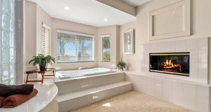 Waterfront Lakeside Mansion Great for Large Families, Retreat, and Events