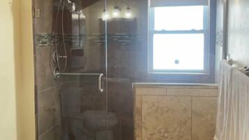 Suihku, pyyhkeet, saippua, sampoo