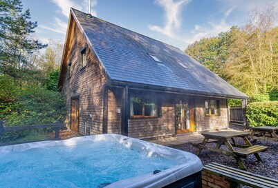 Norbury; woodland lodge for 12 with hot tub, log burner, BBQ, near Alton Towers.