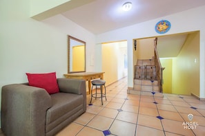 Comfort appartement, 2 slaapkamers, langs het strand | Woonruimte | Een smart-tv en streamingdiensten