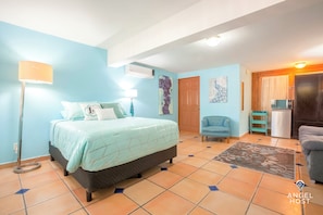 Comfort Studio, 1 Queen Bed, Beachside | Free WiFi - Cozy Stay 2 blocks from the beach (La Paz)
