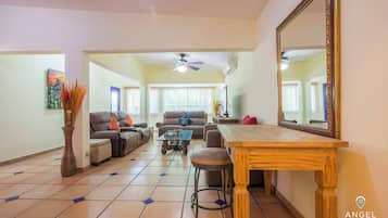 Departamento Confort, 2 habitaciones, junto a la playa | Área de sala de estar | Smart TV y servicios de streaming